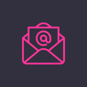 Ein rosa Umschlag auf grauem Hintergrund mit einem „@“-Symbol darauf.